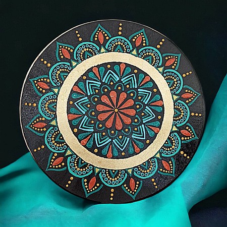 Pictura mandala realizata cu culori acrilice pe suport de lemn, 30 cm