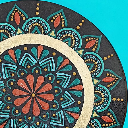 Pictura mandala realizata cu culori acrilice pe suport de lemn, 30 cm [5]