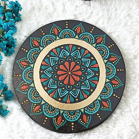 Pictura mandala realizata cu culori acrilice pe suport de lemn, 30 cm [3]