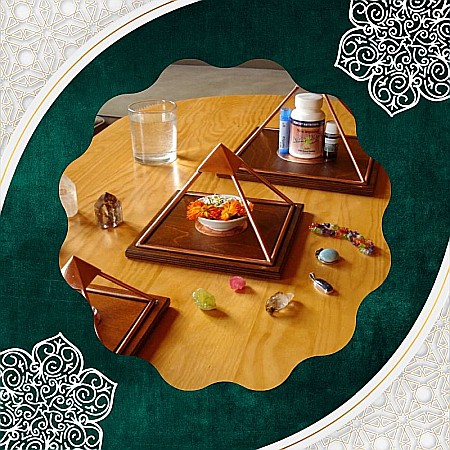 Galben - Piramida Meru cupru realizata manual cu diagrama sacra Sri Yantra activata, pentru incarcare, energizare, Feng Shui, Meditatie