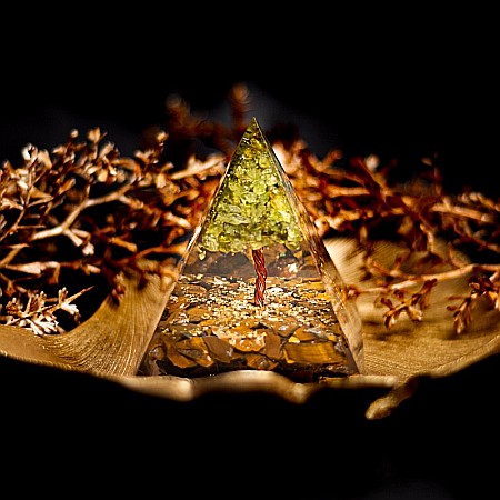 Galben - Piramida Orgonica Copacel cu cristale de Peridot si Ochi de Tigru- ❤️ Creeaza energia vietii la tine acasa!