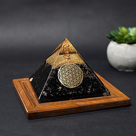 Piramida orgonica cu cristale de Shungit si cristal de cuart vibrational cu simbol Floarea Vietii [1]