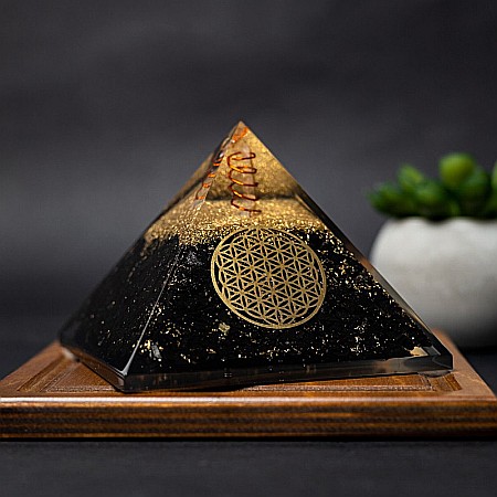 Orgoni - Piramida orgonica cu cristale de Shungit si cristal de cuart vibrational cu simbol Floarea Vietii