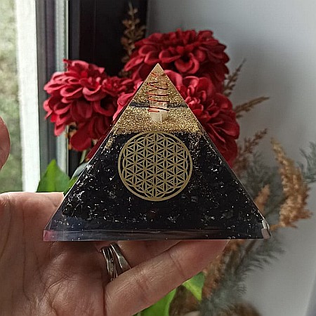 Piramida orgonica cu cristale de Shungit si cristal de cuart vibrational cu simbol Floarea Vietii [8]