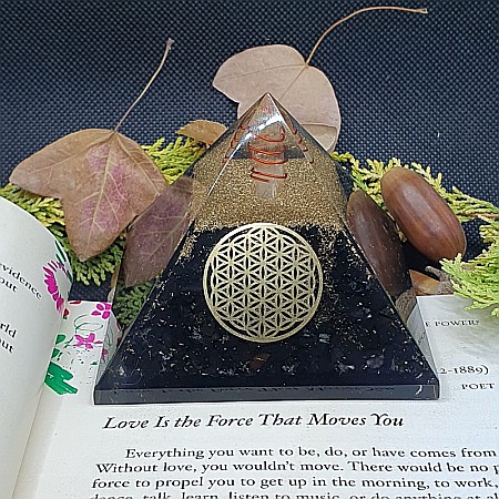 Piramida orgonica cu cristale de Shungit si cristal de cuart vibrational cu simbol Floarea Vietii [7]