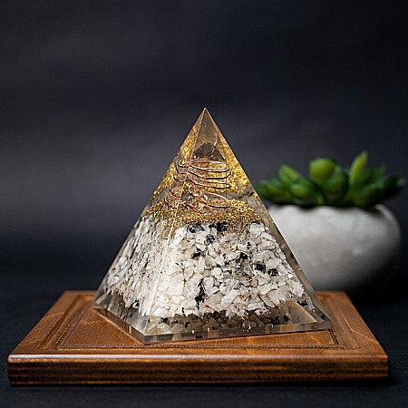 Orgoni - NOU! Piramida orgonica cu cristale Moonstone Rainbow pentru regasirea echilibrului, a starii de calm si relaxare
