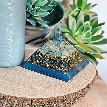 Bijuterii Amazonit - Recastiga-ti echilibrul cu piramida orgonica din Amazonit si Apatit cu cristal de cuart vibrational