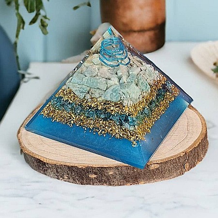 Recastiga-ti echilibrul cu piramida orgonica din Amazonit si Apatit cu cristal de cuart vibrational [1]