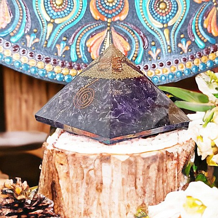 Piramida orgonica din cristale de Ametist Arya, cu spirala de Cupru si varf de Cuart [2]