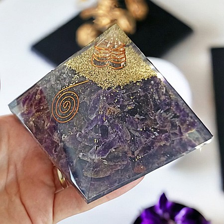 Piramida orgonica din cristale de Ametist Arya, cu spirala de Cupru si varf de Cuart [11]