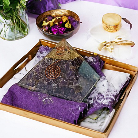 Mov - Piramida orgonica din cristale de Ametist Arya, cu spirala de Cupru si varf de Cuart