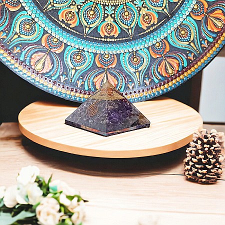 Piramida orgonica din cristale de Ametist Arya, cu spirala de Cupru si varf de Cuart [15]