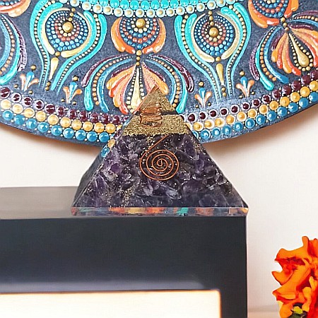 Piramida orgonica din cristale de Ametist Arya, cu spirala de Cupru si varf de Cuart [14]