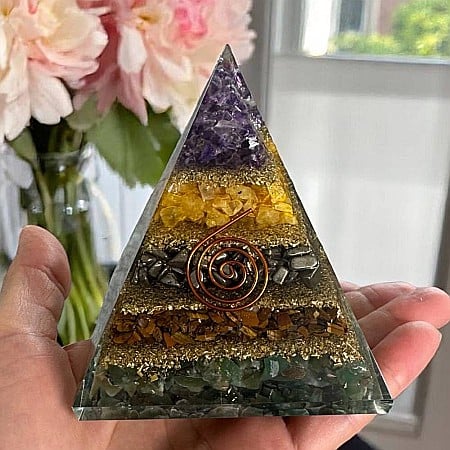 Cristale dupa culoare - Piramida orgonica din cristale de Ametist, Citrin, Pirita, Ochi de Tigru si Aventurin