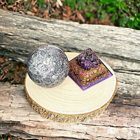 Bucura-te de armonie si liniste cu piramida orgonica din Cuart Roz, Rodonit si Ametist cu cristal de Cuart vibrational [3]