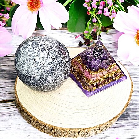 Bucura-te de armonie si liniste cu piramida orgonica din Cuart Roz, Rodonit si Ametist cu cristal de Cuart vibrational [6]