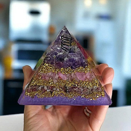 Bucura-te de armonie si liniste cu piramida orgonica din Cuart Roz, Rodonit si Ametist cu cristal de Cuart vibrational [1]