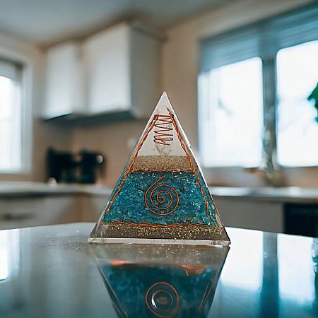 Piramida orgonica Freida din cristale de Apatit cu varf de cuart si spirale de cupru [7]