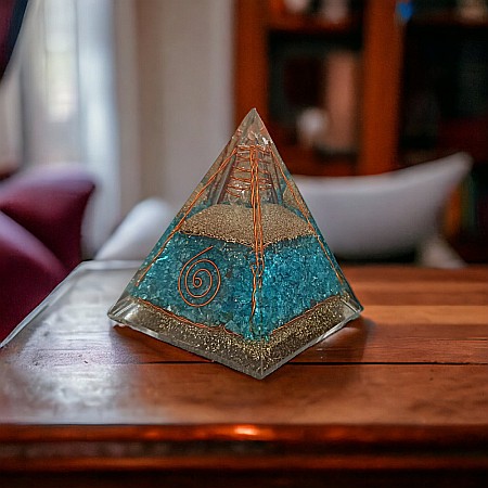 Piramida orgonica Freida din cristale de Apatit cu varf de cuart si spirale de cupru [3]
