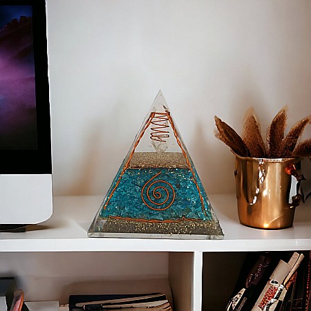 Piramida orgonica Freida din cristale de Apatit cu varf de cuart si spirale de cupru [2]