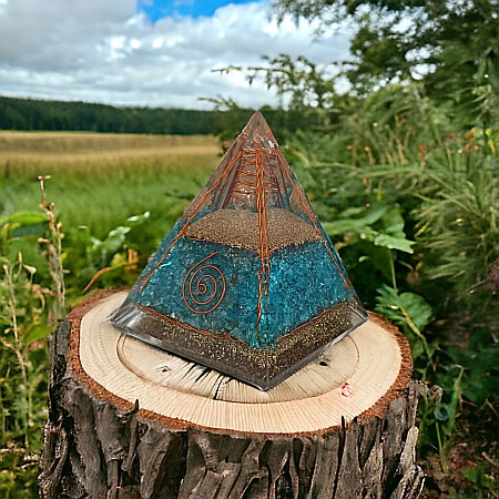 Piramida orgonica Freida din cristale de Apatit cu varf de cuart si spirale de cupru [1]