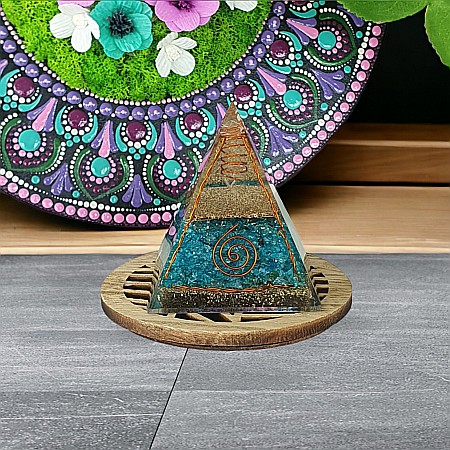 Piramida orgonica Freida din cristale de Apatit cu varf de cuart si spirale de cupru [8]