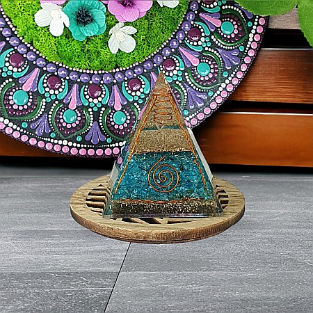 Orgoni - Piramida orgonica Freida din cristale de Apatit cu varf de cuart si spirale de cupru