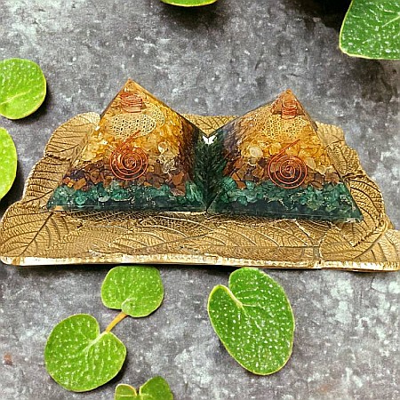 Galben - Piramida orgonica Mohan cu cristale de Aventurin, Ochi de Tigru si Citrin, cu simbol Floarea Vietii si spirala de cupru