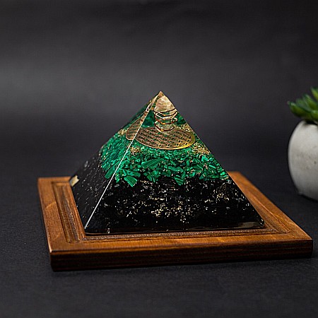 Piramida orgonica pentru protectie energetica Nera, cu cristale de Malachit si Turmalina [2]