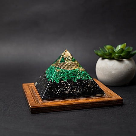 Piramida orgonica pentru protectie energetica Nera, cu cristale de Malachit si Turmalina [5]