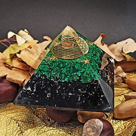 Piramida orgonica pentru protectie energetica Nera, cu cristale de Malachit si Turmalina [1]