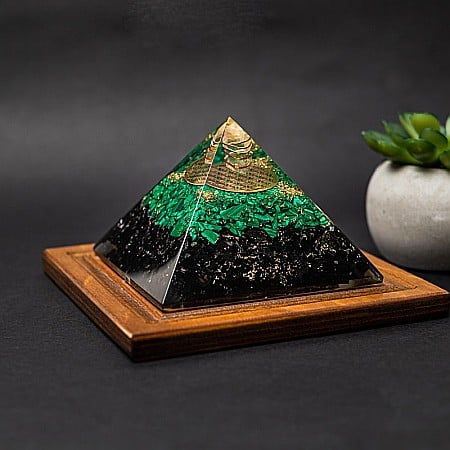 Piramida orgonica pentru protectie energetica Nera, cu cristale de Malachit si Turmalina [10]