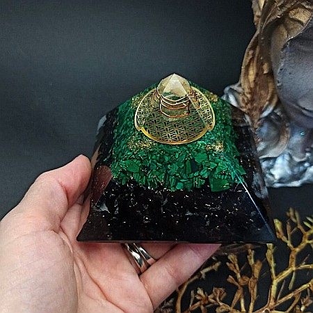 Piramida orgonica pentru protectie energetica Nera, cu cristale de Malachit si Turmalina [3]