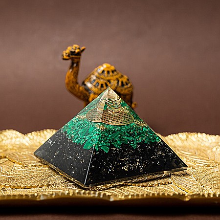 Piramida orgonica pentru protectie energetica Nera, cu cristale de Malachit si Turmalina