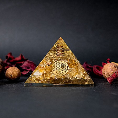 Galben - Piramida abundentei Orgonit, Drava, din pietre semipretioase de Citrin, cu simbol Floarea Vietii si Varf de Cristal Vibrational