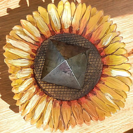 Piramida Pirita, magnetizeaza abundenta si protejeaza spiritul de influentele negative, baza de aproximativ 5 cm [1]