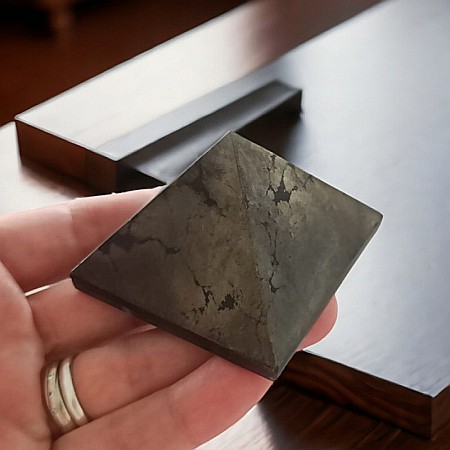 Piramida Pirita, magnetizeaza abundenta si protejeaza spiritul de influentele negative, baza de aproximativ 5 cm [4]