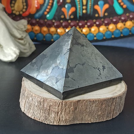 Piramida Pirita, magnetizeaza abundenta si protejeaza spiritul de influentele negative, baza de aproximativ 5 cm [2]