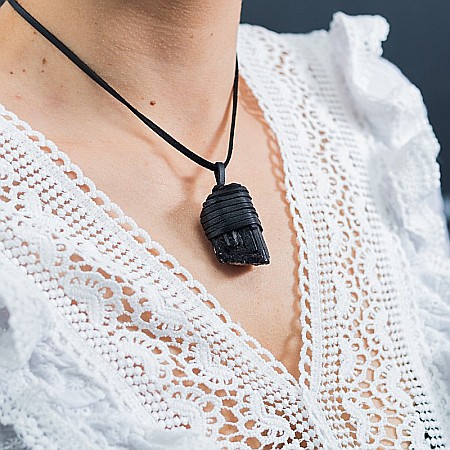 Snur Niran din piele cu pandantiv cristal de turmalina neagra brut, realizat manual [7]