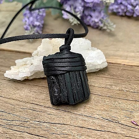 Snur Niran din piele cu pandantiv cristal de turmalina neagra brut, realizat manual