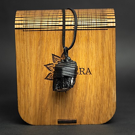 Snur Niran din piele cu pandantiv cristal de turmalina neagra brut, realizat manual [13]
