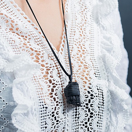 Snur Niran din piele cu pandantiv cristal de turmalina neagra brut, realizat manual [4]