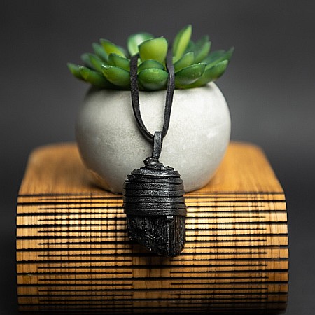 Snur Niran din piele cu pandantiv cristal de turmalina neagra brut, realizat manual [5]