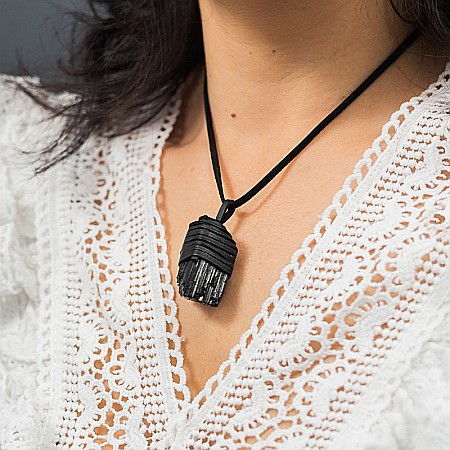 Snur Niran din piele cu pandantiv cristal de turmalina neagra brut, realizat manual [10]