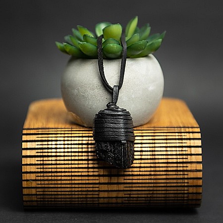 Snur Niran din piele cu pandantiv cristal de turmalina neagra brut, realizat manual [14]