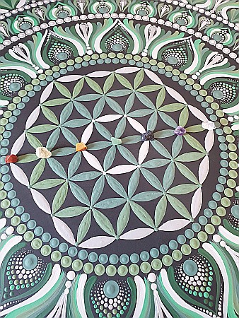 Tablou Mandala cu Floarea Vietii si cristalele celor 7 Chakre, realizat la comanda in culorile Kaki si Gri [5]