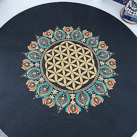 Tablou Mandala realizat prin tehnica punctului cu Floarea Vietii si cristale de Kyanit, diametrul de 64 cm [3]