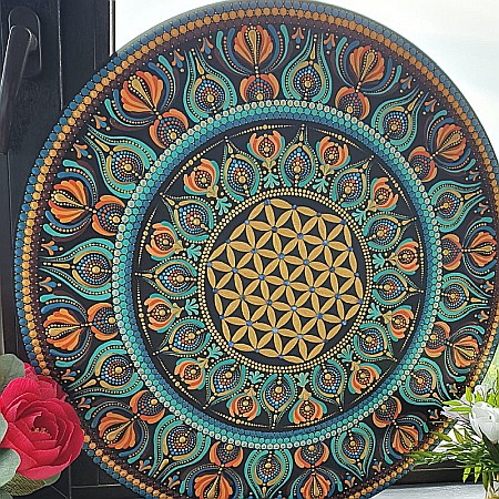 Tablou Mandala realizat prin tehnica punctului cu Floarea Vietii si cristale de Kyanit, diametrul de 64 cm [4]