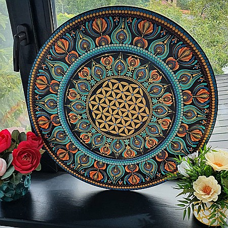 Tablou Mandala realizat prin tehnica punctului cu Floarea Vietii si cristale de Kyanit, diametrul de 64 cm [1]