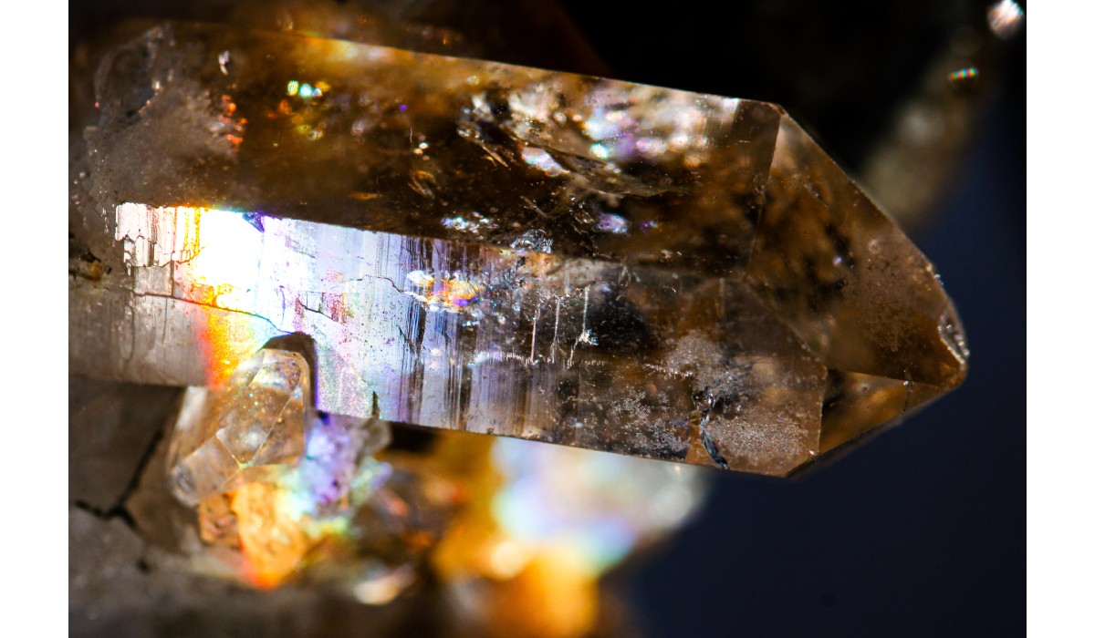 Cuartul fumuriu, un cristal vindecator puternic, cunoscut pentru capacitatea sa de a transmuta energia negativa